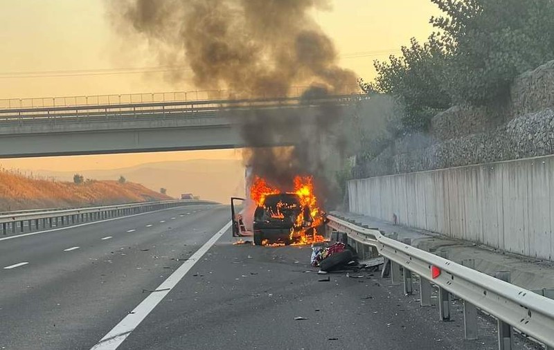 O mașină a ars ca o torță pe autostrada A 1, în județul Hunedoara, după ce s-a lovit de un TIR
