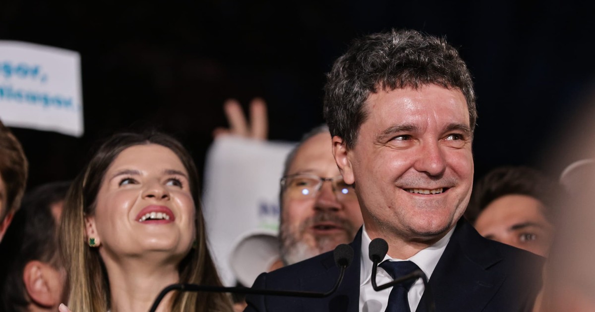 Nicușor Dan în mijlocul suținatorilor zambind