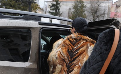 Beatrice Rancea, condusă la audieri de procurorii DIICOT, după descinderea la Opera din Iași | Foto: Agerpres