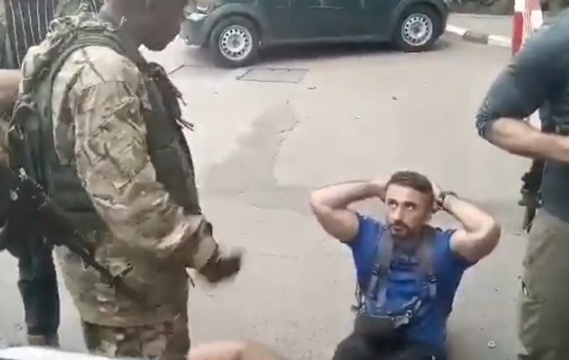 Mercenar român, pus în genunchi și amenințat în Congo: „Nu ne plac aventurierii, să nu vă mai prindem pe aici”