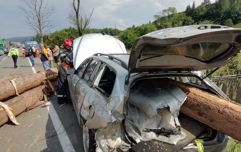 Incident șocant pe șosea. Trei persoane, între care și un copil, au fost rănite grav după ce buștenii dintr-un camion s-au răsturnat peste ei într-o curbă