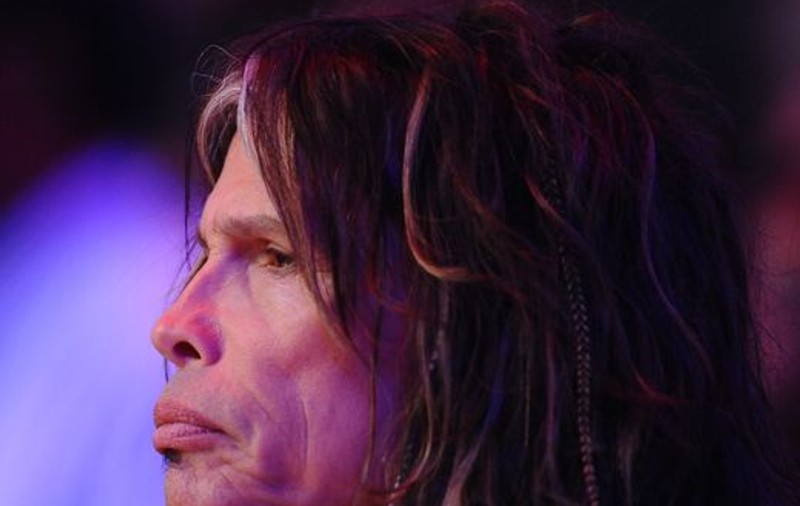 Steven Tyler de la Aerosmith face mărturisiri şocante în biografia sa: "Aş bea o găleata de pipi de-al Pamelei Anderson"