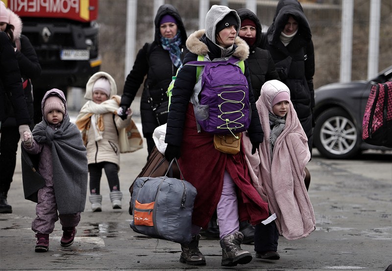 Mamele şi-au învelit copiii în pături pentru a-i proteja de frigul puternic