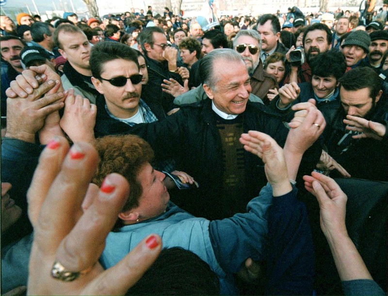 Ion Iliescu se întâlnește cu muncitorii de la Roman Brașov în timpul campaniei electorale din 2000 | FOTO EPA Photo (Robert Ghement)