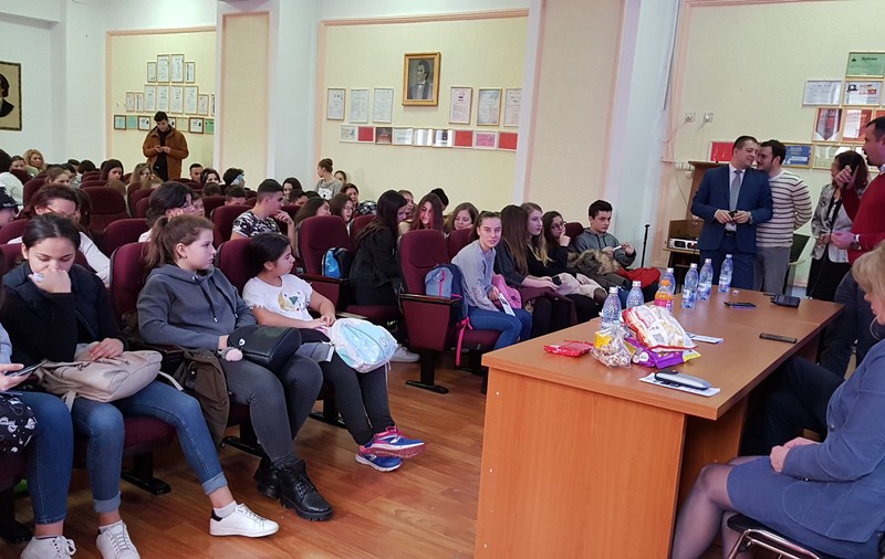 Cum să nu ne îmbolnăvim la școală! Copiii, învățați să recunoască dulciurile și sucurile expirate