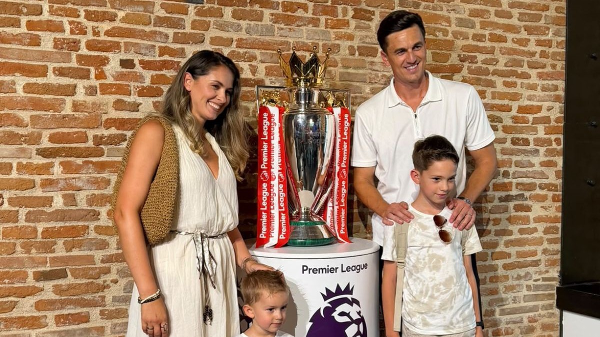 Florin Gardoș și familia lui în București, lângă trofeul Premier League | Foto: Libertatea