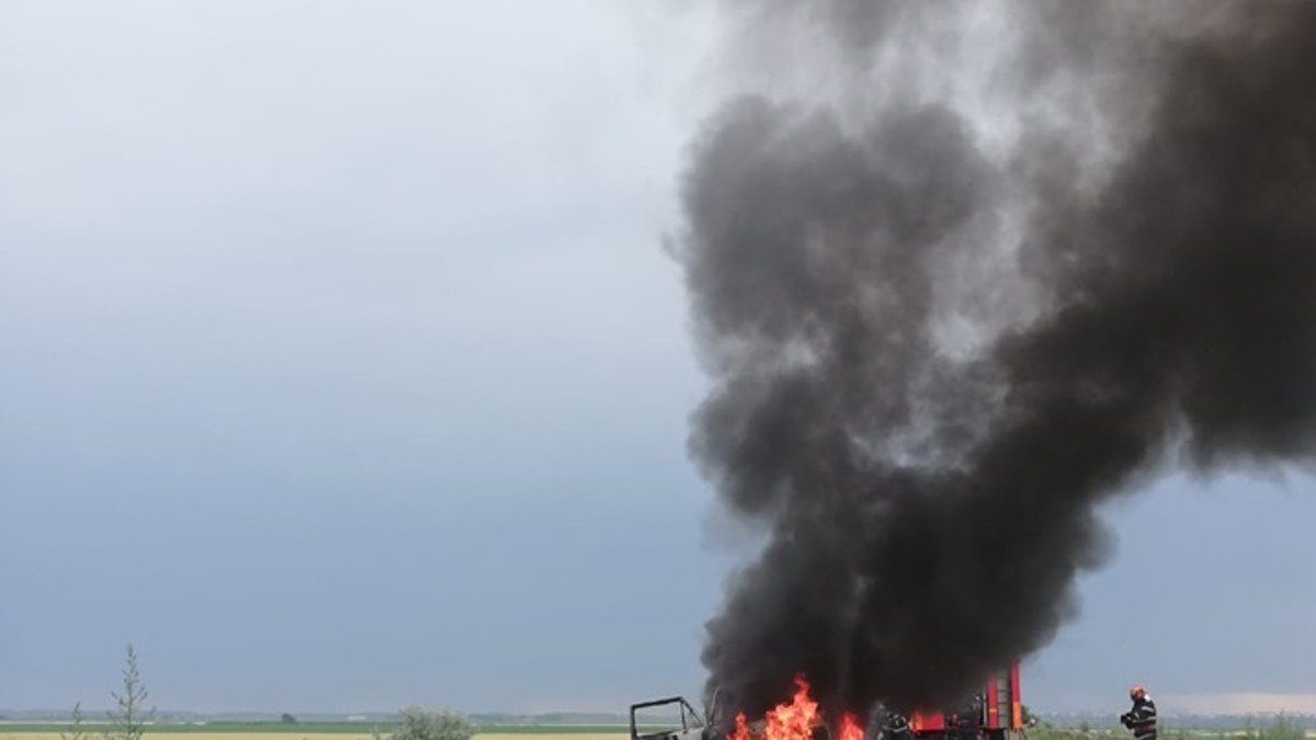 Un microbuz a luat foc pe drum. Nimeni n-a fost rănit