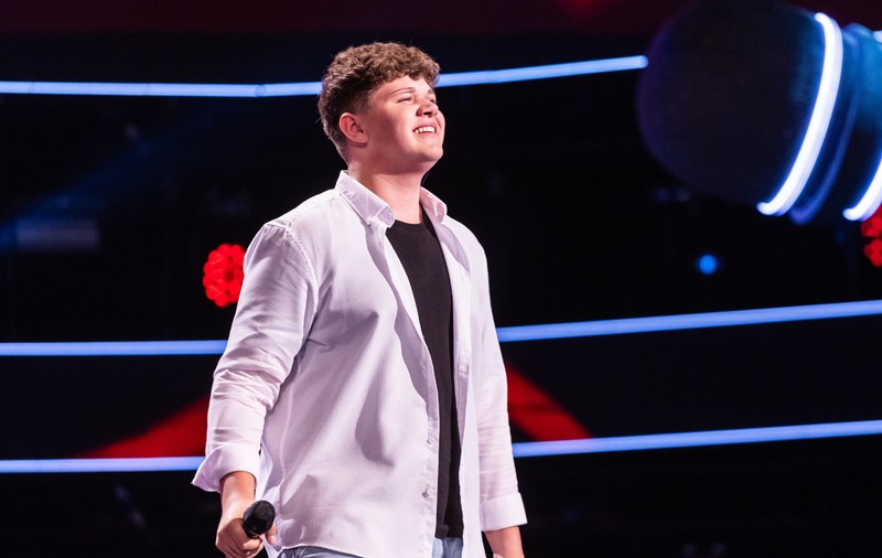 Cine e Oleg Spînu de la Vocea României 2024. Tânărul a cântat la concertele Andrei din România, dar și la cel din Londra