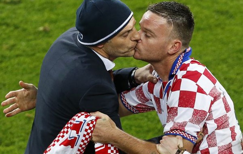 Imaginea Euro 2012 | Antrenorul Slaven Bilic, sărutat pe gură de un suporter