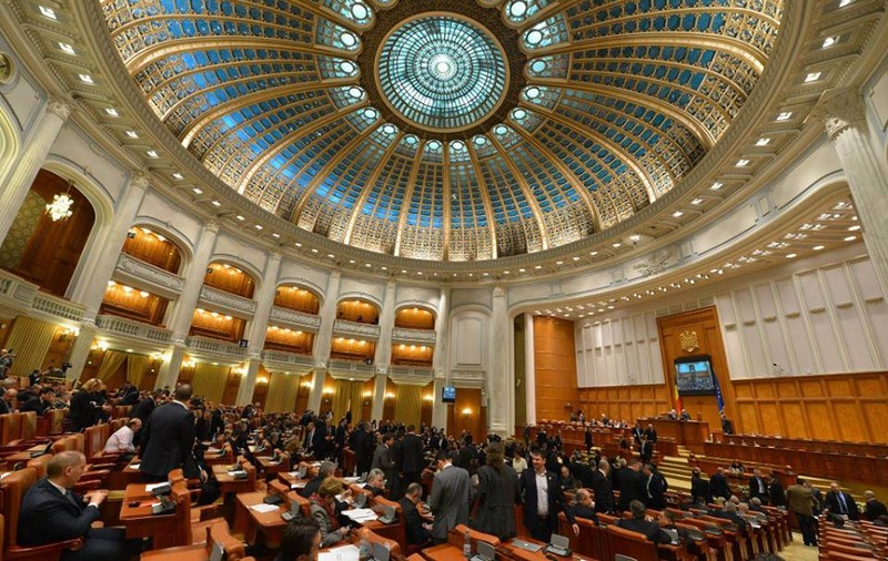 Fenomen în Parlament: majoritatea devine unanimitate, iar cutuma-lege. Fondul Suveran, adoptat neregulamentar