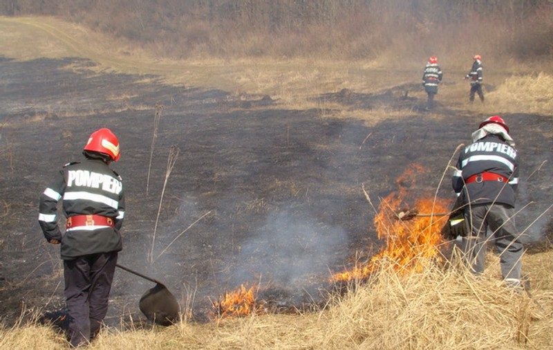 Un bărbat din Durău a reușit să dea foc unui deal întreg. Ce a urmat