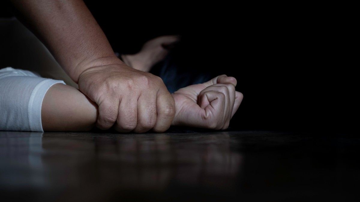 Fetiță de doi ani și trei luni, lovită și amenințată de îngrijitoare la o creșă din Piatra Neamț. „Stai pe oliță, că-ți sucesc capul la spate”