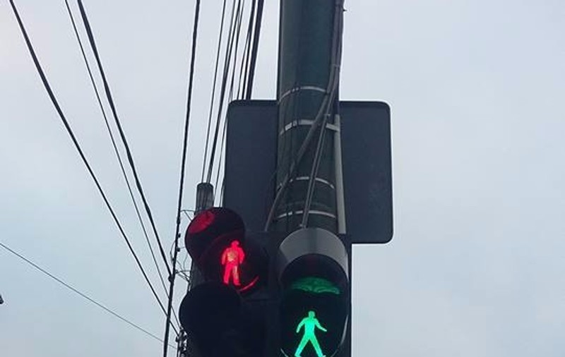 O trecere de pietoni din Timișoara cu două semafoare: unul pe roșu, altul pe verde. Situația derutantă, din cauza unui accident, deși unii au crezut că de vină a fost vântul - FOTO