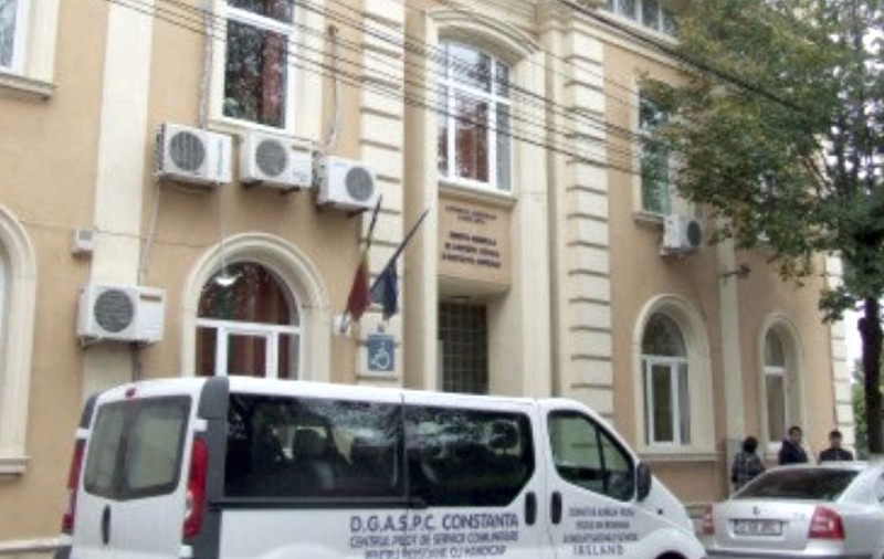 Fetiță de opt ani care vindea noaptea bentițe luminoase în Saturn, descoperită de polițiști