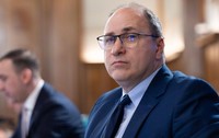 Mihai Dimian, ministrul interimar al Educatiei, în Guvernul României. Poartă un costum albastru și o pereche de ochelari