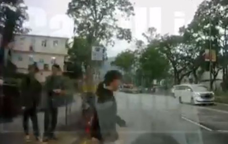VIDEO | O elevă a fost lovită în plin de un taxi. Momentul a fost filmat