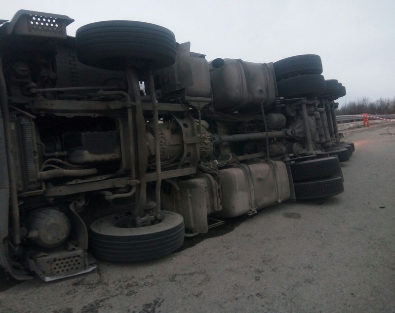 O cisternă încărcată cu sodă caustică lichidă s-a răsturnat pe DN1, în judeţul Braşov. Traficul este blocat|VIDEO&FOTO