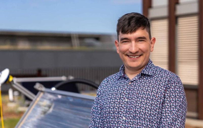 Un elvețian a inventat un panou solar care încălzește apa sau aerul până la 150°C și ar putea înlocui gazul