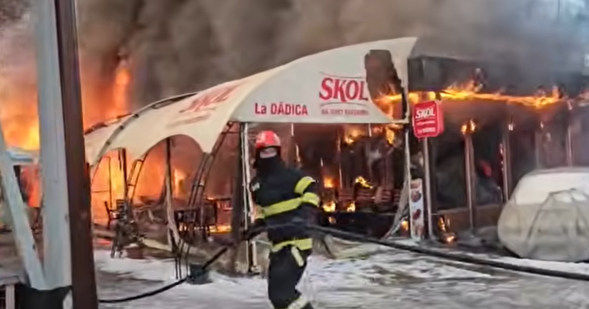 Un pompier care intervine la un incendiu care a izbucnit la un restaurant.