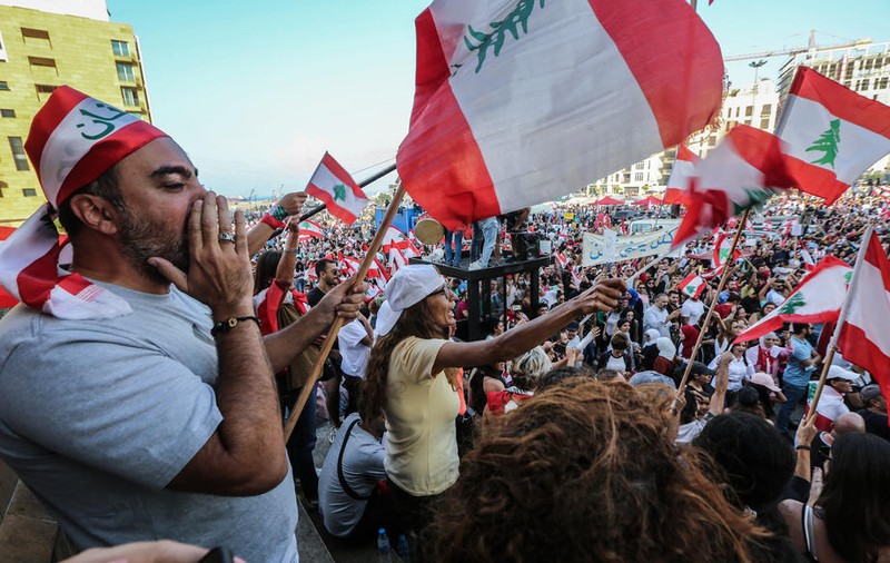 Protestatarii din Liban i-au cântat ”Baby Shark”unui copil de un. Imaginile au devenit virale