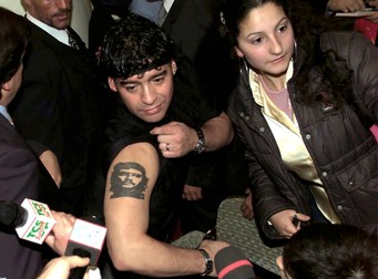 Diego Armando Maradona își arată tatuajul cu luptătorului de gherilă Ernesto „Che” Guevara, în timpul unei conferințe de presă la Roma, Italia, 12 ianuarie 2001. Foto EPA