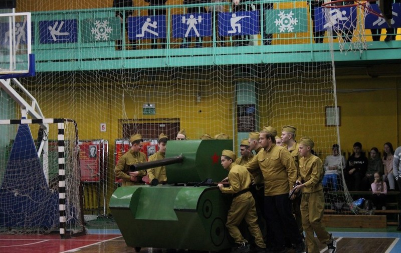 „Bătălia de la Kursk”, pusă în scenă de adolescenți ruși în sala de sport a Universității Tehnice Samara