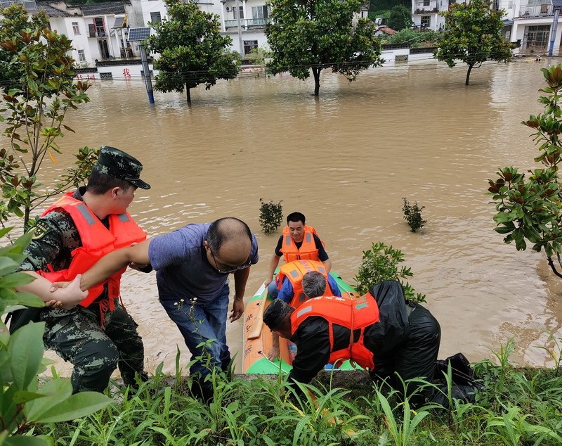 Dezastru în China, din cauza inundațiilor și alunecărilor de teren. Cel puţin 14 morți și dispăruți