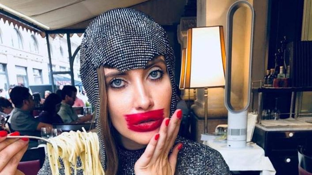 Iulia Albu a făcut-o praf. "A intrat în reparații capitale. Remarcăm bidineaua nesigură a artistului Zugra"