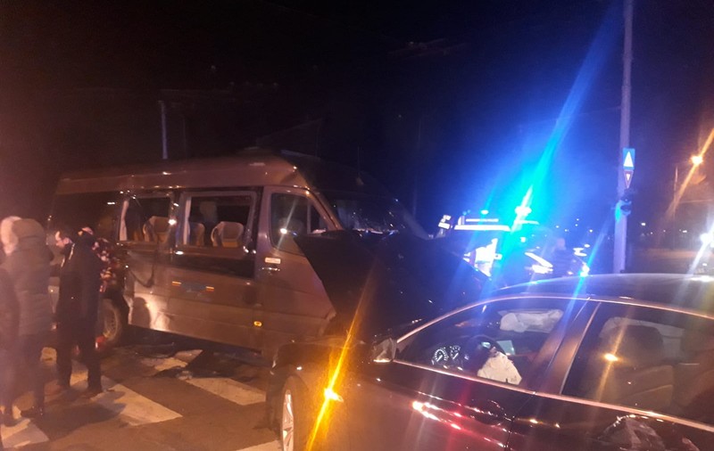 Ambulanță cu pacient, implicată într-un carambol cu patru autovehicule în București. Șase persoane au fost rănite
