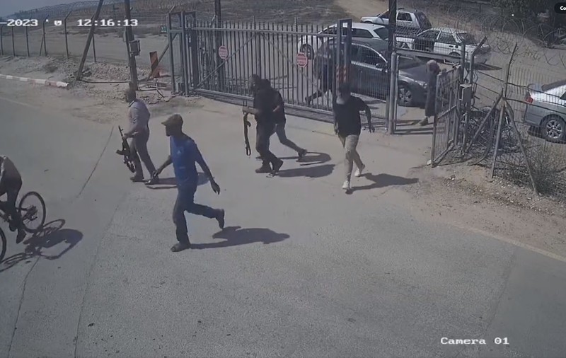 Momentul în care 10 camioane cu teroriști Hamas descind în sudul Israelului, în ziua asaltului. Li se alătură palestinieni înarmați, care încep să jefuiască | VIDEO