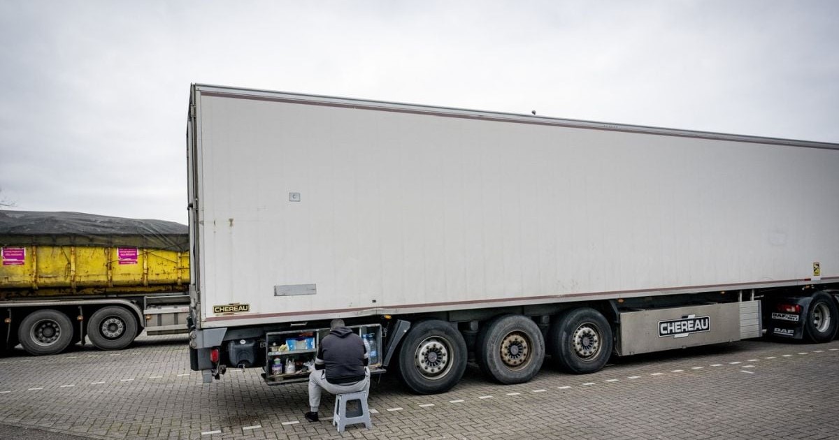 Un șofer de camion mănâncă și se odihnește într-o parcare pentru camioane de-a lungul autostrăzii ANP din Olanda