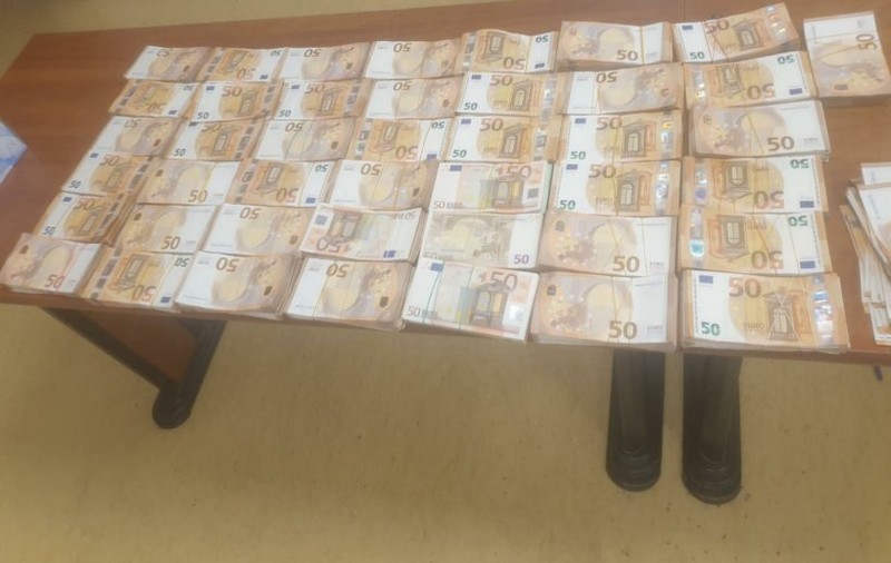 O sacoșă cu 320.000 de euro a fost găsită la un tânăr, în Piața Romană din București