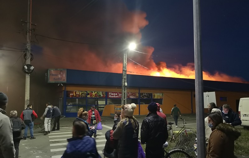 Supermarket în flăcări, la Arad. Intervenția pompierilor, îngreunată de lipsa hidranților