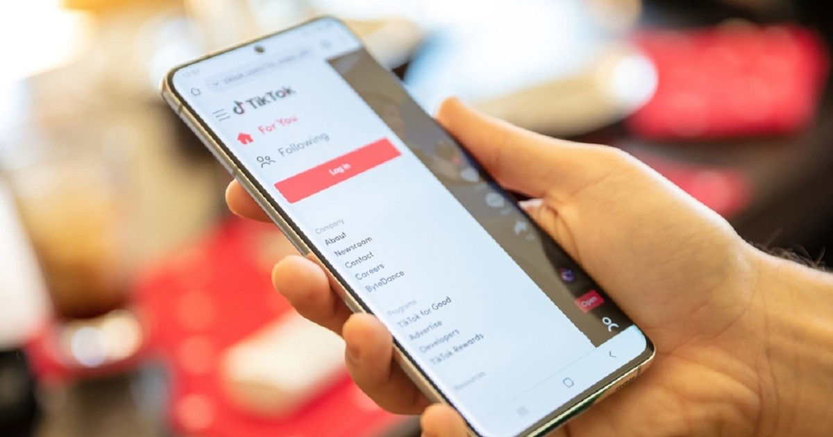 Cum să îţi ştergi contul de TikTok - Imagine cu un smartphone care afisează pagina de logare pe aplicaţia tTktok