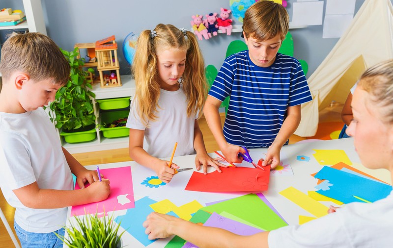 Adezivii pentru papetărie UHU: precizie, rezistență și creativitate în fiecare proiect