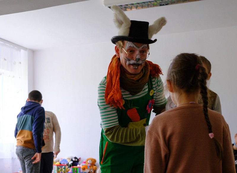 Iulian Gliță le împarte cadouri copiilor