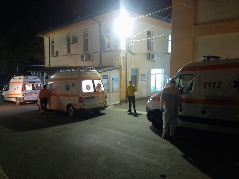 Într-un mesaj către presă, managerul Spitalului de Boli Infecțioase din Iași a transmis imagini cu ambulanțele din fața spitalului. Pacienții aduși la spital nu puteu fi internați, deoarece nu mai este niciun loc liber în spitalele din Iași.