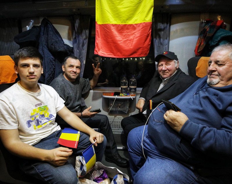 REPORTAJ. Am petrecut 24 de ore cu simpatizanții AUR care s-au urcat în „trenul Unirii”. Ce îi unește în cuget și-n simțiri pe susținătorii lui George Simion