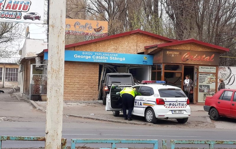 O șoferiță din Galați a intrat cu mașina în biroul parlamentar al unui senator! Din ce cauză s-a produs accidentul