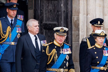 Regele Charles al III-lea, vizibil emoționat la Westminster Abbey