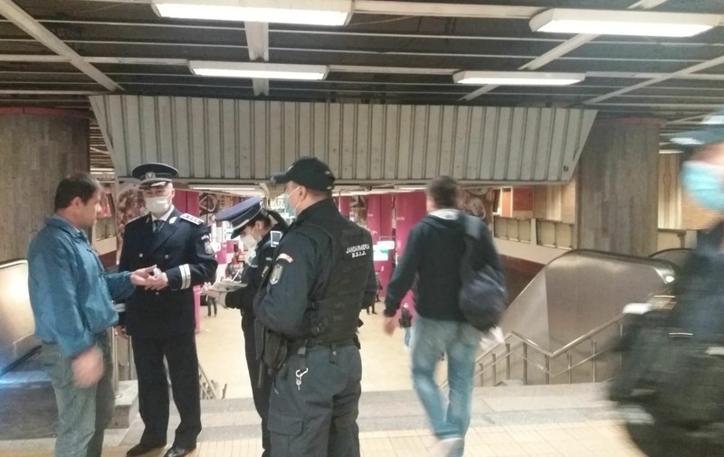 Filtre de poliție la metrou. De astăzi, călătorii sunt obligați să poarte măști de protecție
