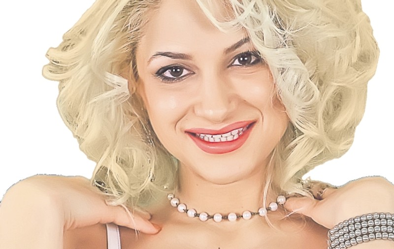 Video | Marilyn Monroe de România i-a cântat lui Băse