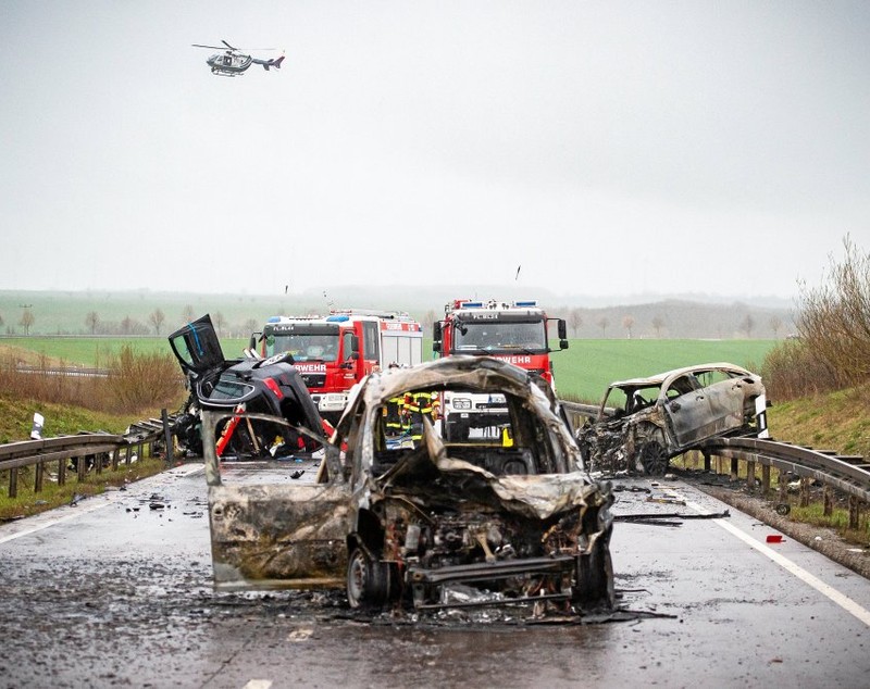 Cinci prieteni, toți de 19 ani, au murit într-un Mercedes care a ars ca o torță, după ce l-a lovit un BMW, pe o șosea din Germania
