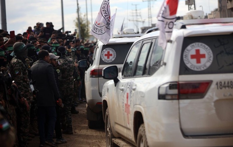 Israelul amână eliberarea a 620 de deținuți palestinieni din cauza „ceremoniilor umilitoare” ale Hamas pentru ostaticii israelieni
