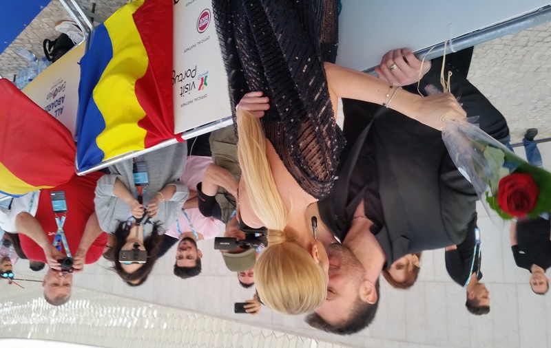 Solista trupei The Humans, cerută în căsătorie pe blue carpet. Iubitul ei este italian și se iubesc de 8 ani. Primele imagini cu cei doi
