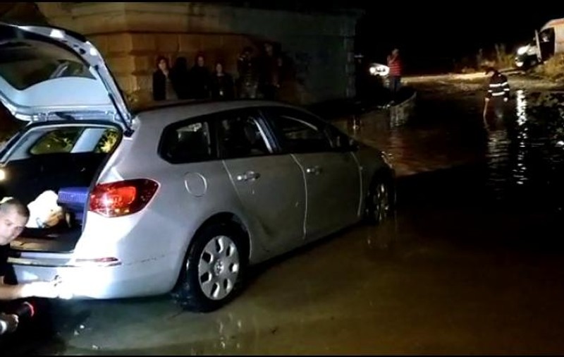 Doi oameni, blocați în mașină la Sinaia în timpul furtunii. Grindina a distrus mai multe mașini în Teleorman. Mii de oameni, fără curent în Argeș, Dâmbovița și Vrancea