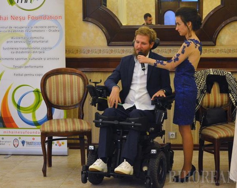 Cine este femeia care se ocupă de Mihăiță Neșu. Este nedezlipită de lângă el | FOTO