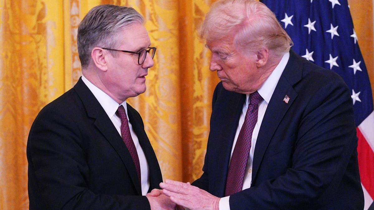 Donld Trump dă mâna cu Keir Starmer și pare că încearcă să-l liniștească pe premierul britanic, februarie 2025