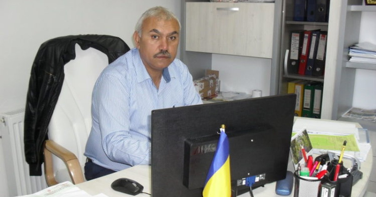 Primarul din Frăsinet, fost paznic la școală, vrea acum să scape de fostul șef. Și-a angajat și soția, și fiul, la Primărie
