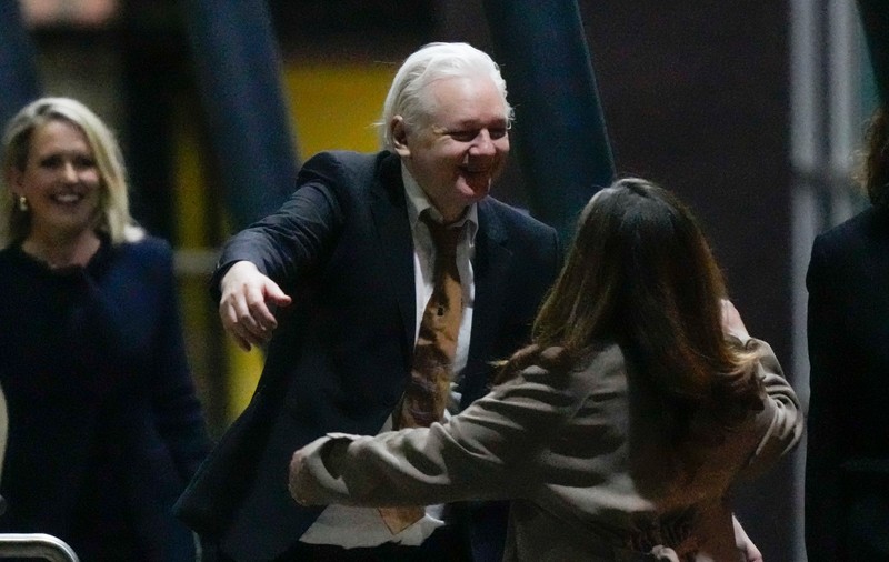 Julian Assange a ajuns în Australia, după eliberarea din închisoare: a fost așteptat de familie și de numeroși susținători pe aeroport
